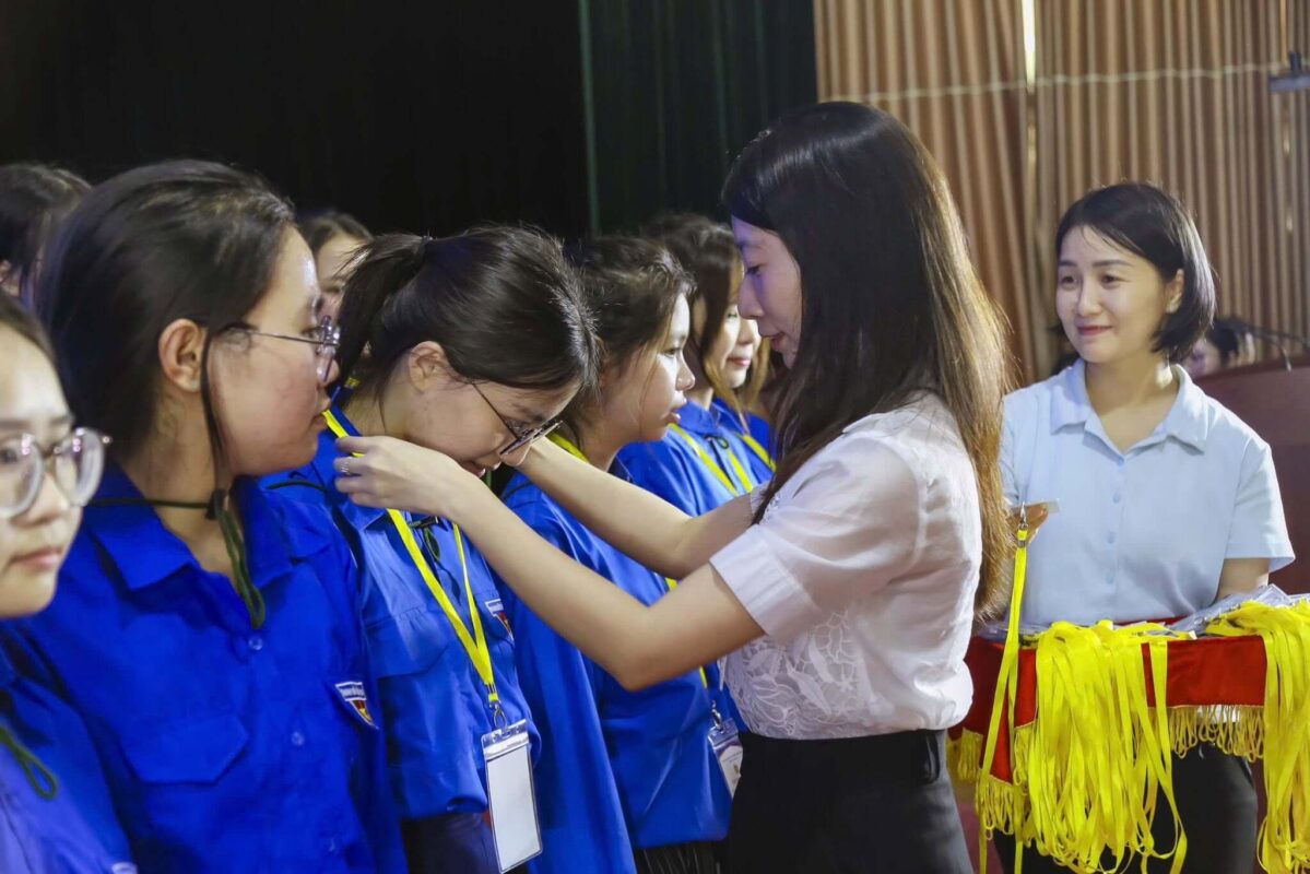 Trao thẻ đeo