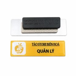 Bảng tên in logo, mặt sau là nam châm